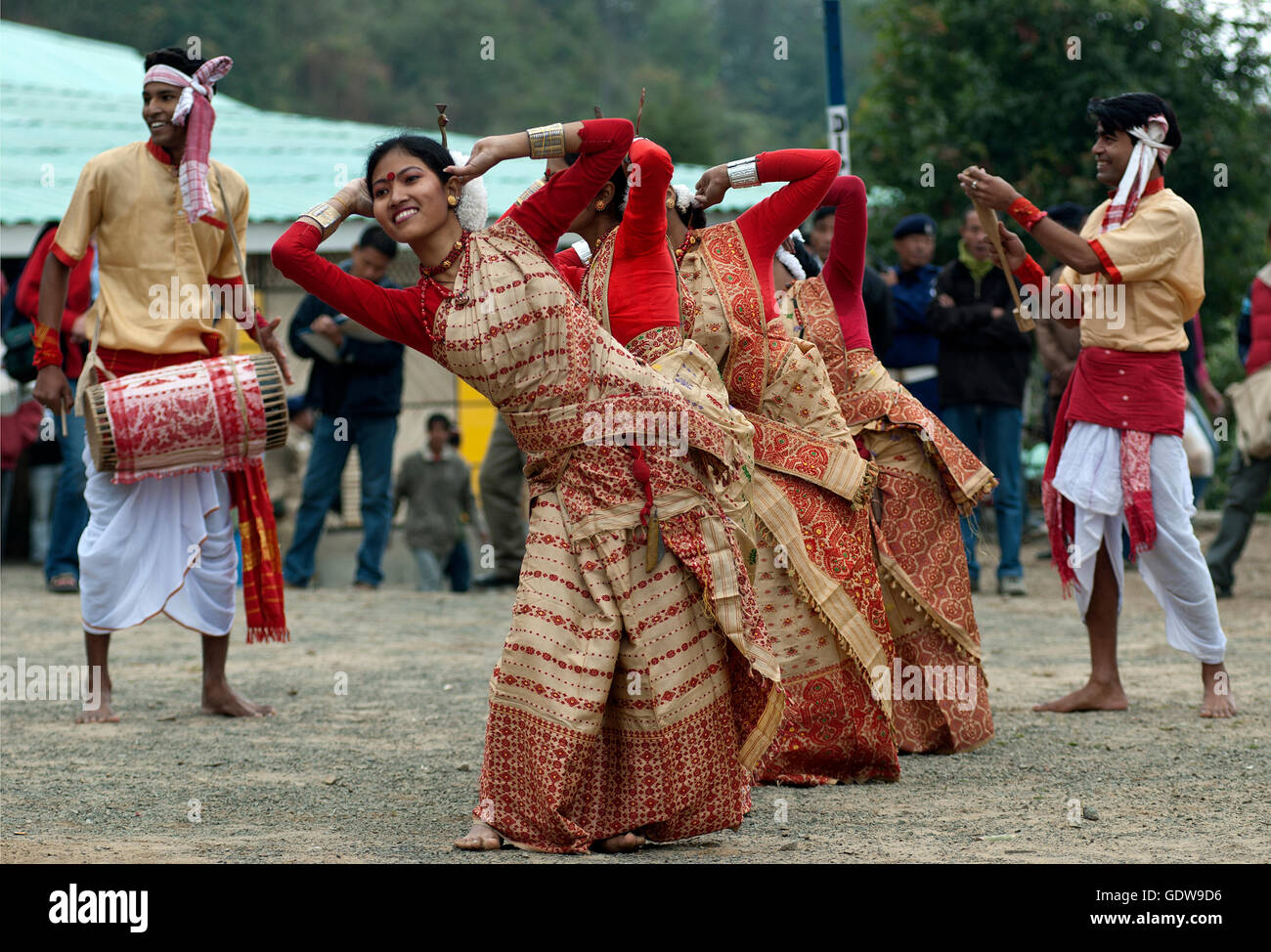 L'image de danseurs d'Assam Bihu à Hornbill festival, Nagaland, Inde Banque D'Images