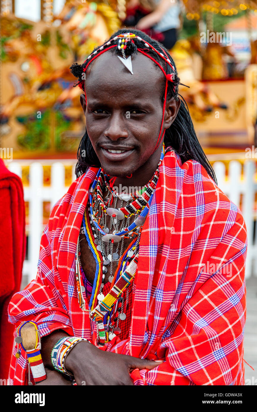 Un homme africain en costume traditionnel sur Hastings Pier pendant la journée Pirate annuel Festival, Hastings, Sussex, UK Banque D'Images