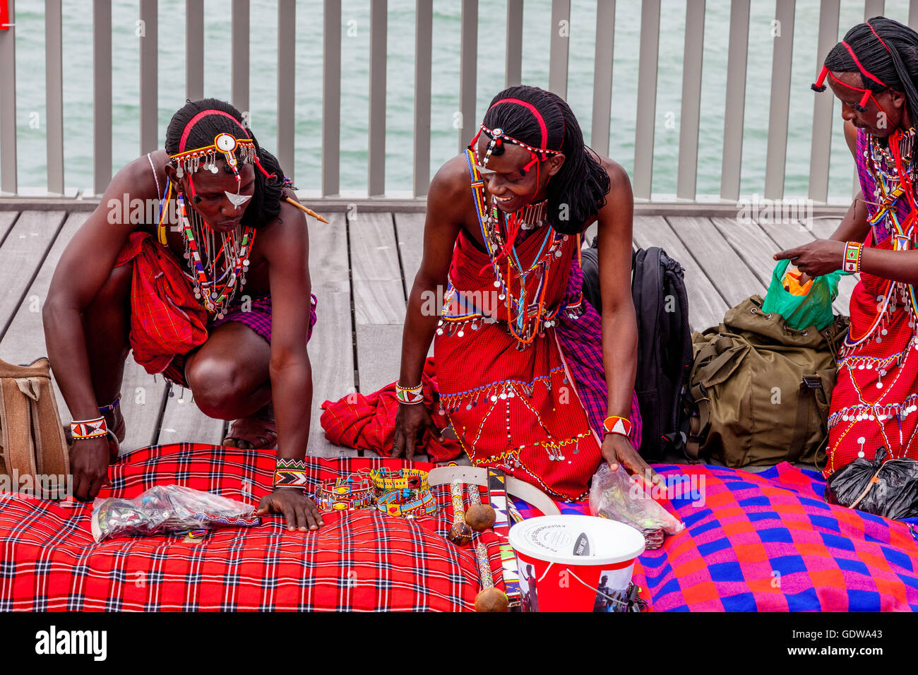 Les hommes africains habillés en costume traditionnel, la vente de l'artisanat sur Hastings Pier Au cours de la Pirate Day Festival, Hastings, Royaume-Uni Banque D'Images
