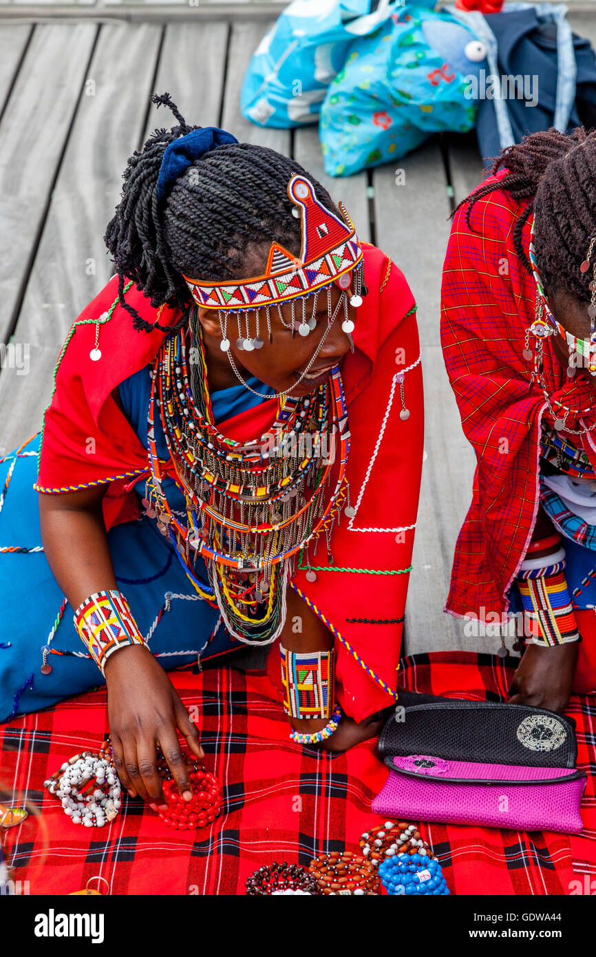 Une femme africaine en costume traditionnel, la vente de l'artisanat sur Hastings Pier Au cours de la Pirate Day Festival, Hastings, Royaume-Uni Banque D'Images
