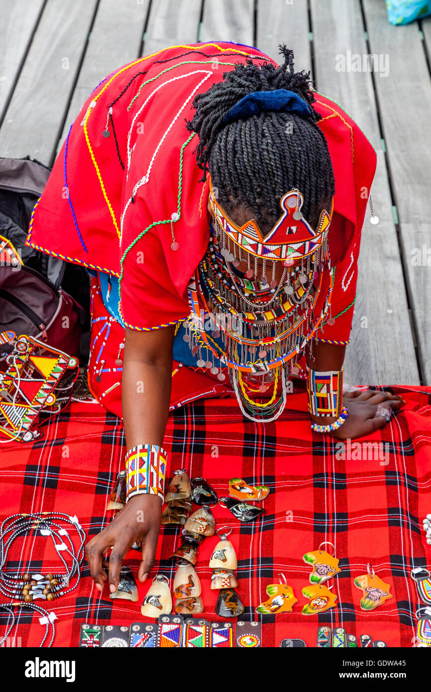 Une femme africaine en costume traditionnel, la vente de l'artisanat sur Hastings Pier pendant la journée Pirate annuel Festival, Hastings, Royaume-Uni Banque D'Images