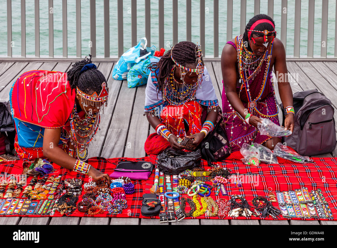 Les peuples africains en costume traditionnel vendant de l'artisanat sur Hastings Pier Au cours de la Pirate Day Festival, Hastings, Royaume-Uni Banque D'Images