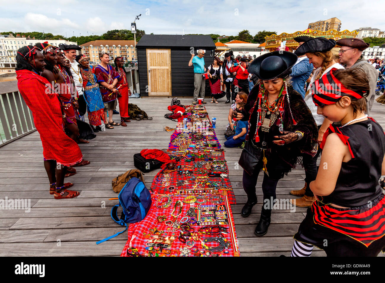 Les peuples africains en costume traditionnel vendant de l'artisanat sur Hastings Pier Au cours de la Pirate Day Festival, Hastings, Royaume-Uni Banque D'Images