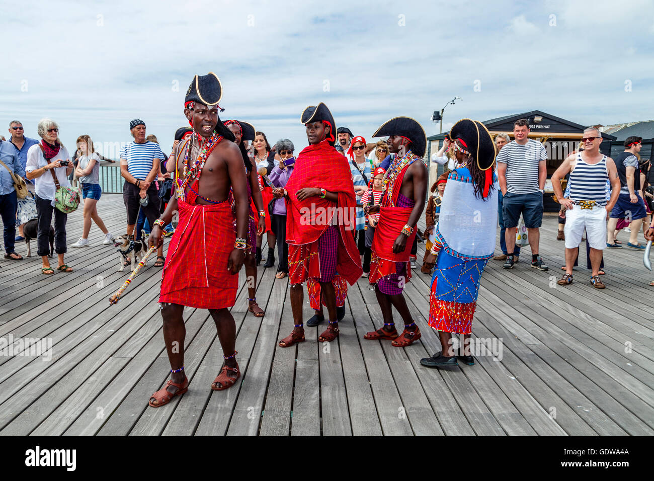 Un groupe d'Africains en costume traditionnel dansant sur Hastings Pier Au cours de la Pirate Day Festival, Hastings, Royaume-Uni Banque D'Images