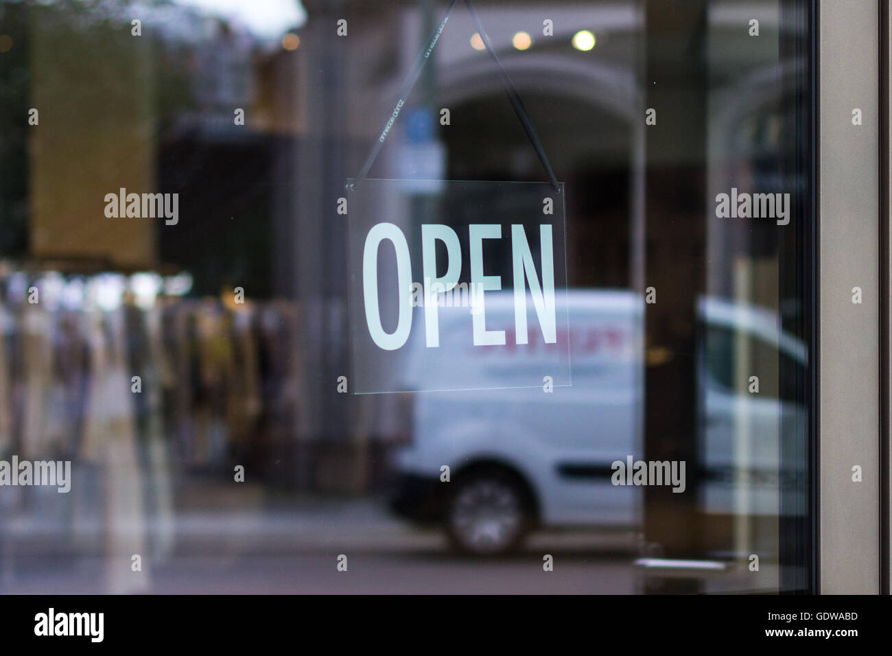 Ouvrez la fenêtre au shop sign porte / Banque D'Images