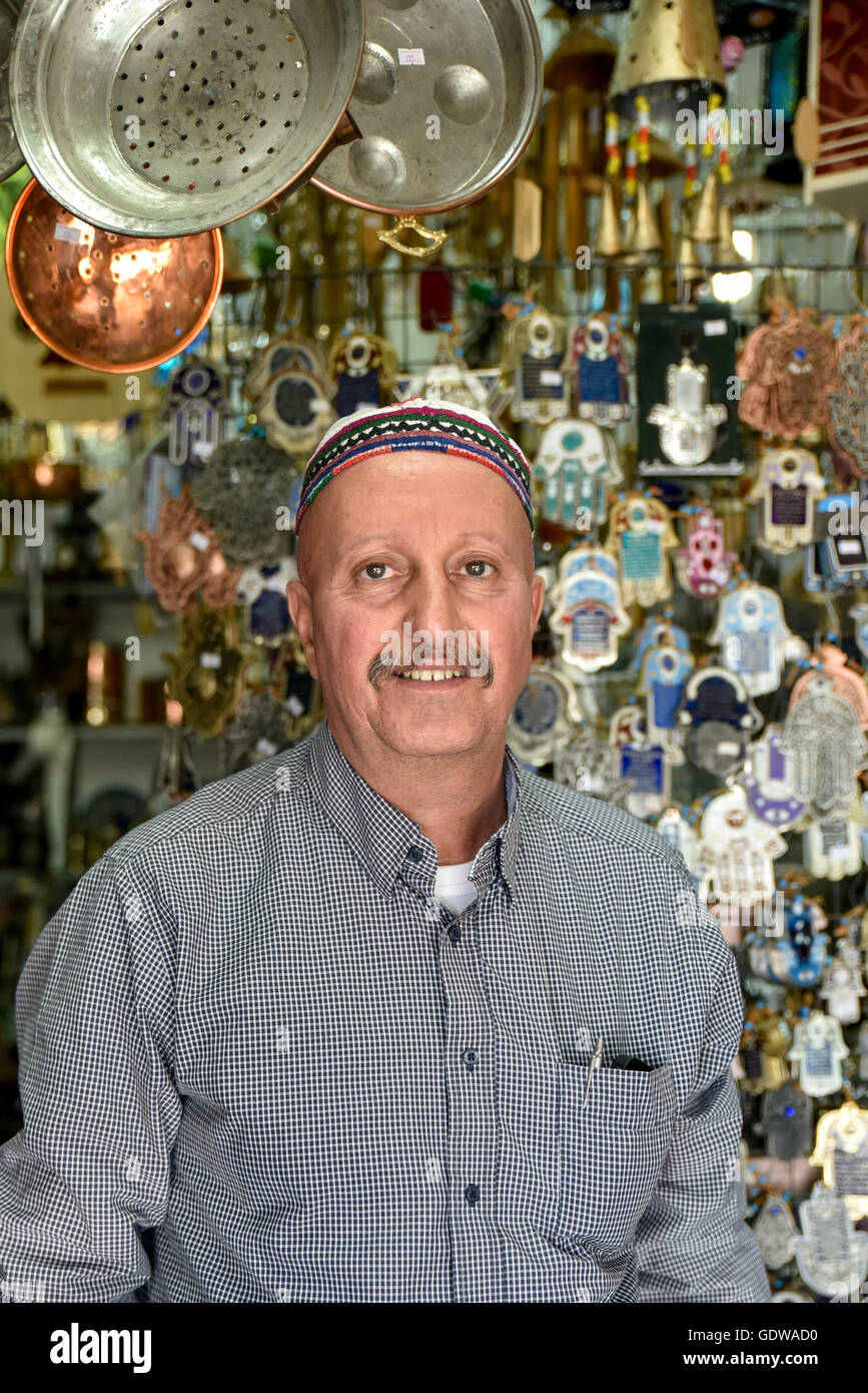 Un vendeur Druze à son magasin à Daliyat El Karmel, Israël Banque D'Images