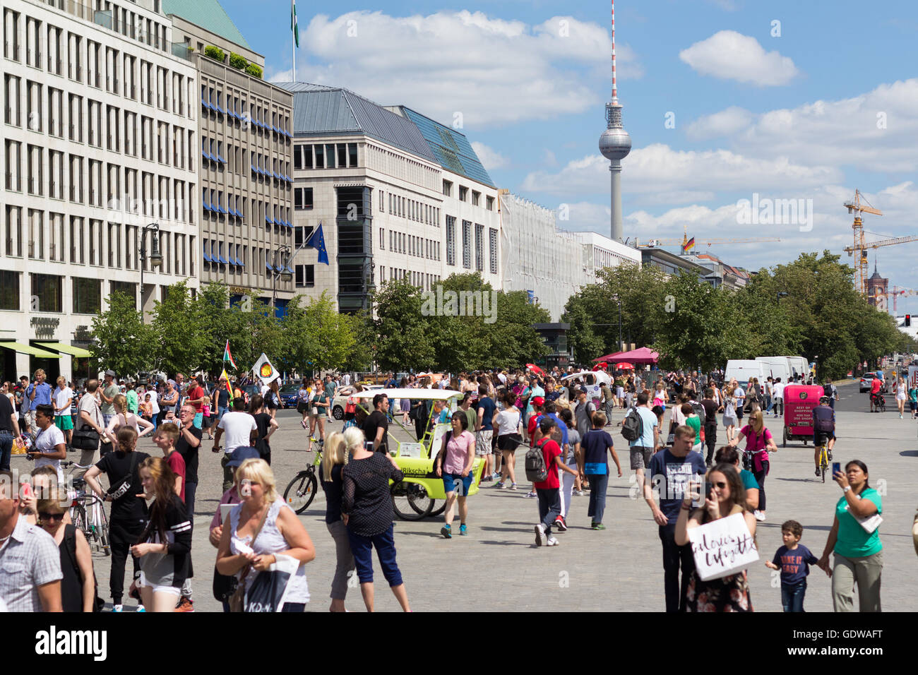 De nombreux touristes au monde Pariser Platz à Berlin, Allemagne. Banque D'Images