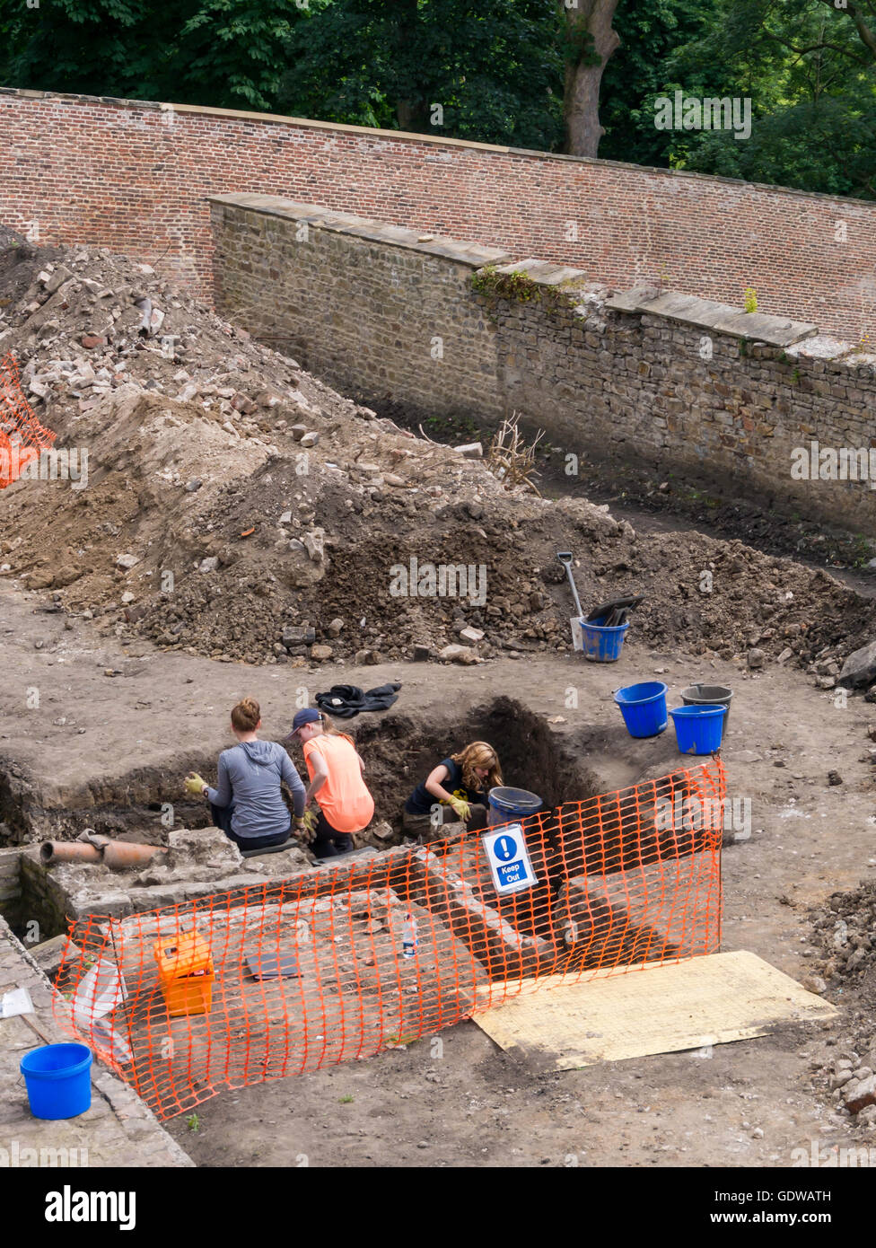 Les archéologues au travail dans une excavation dans le jardin clos du château de Durham UK Auckland Co. Banque D'Images