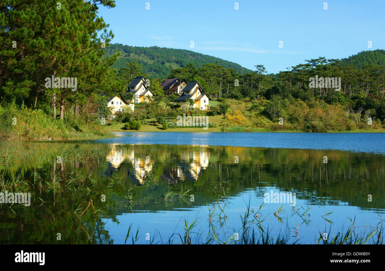 Beau paysage à Dalat village, groupe de villas reflètent sur le lac, maison de vacances eco resort entre forêt de pins verts Banque D'Images