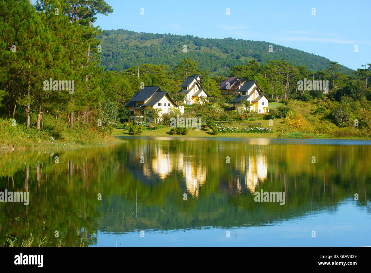 Beau paysage à Dalat village, groupe de villas reflètent sur le lac, maison de vacances eco resort entre forêt de pins verts Banque D'Images