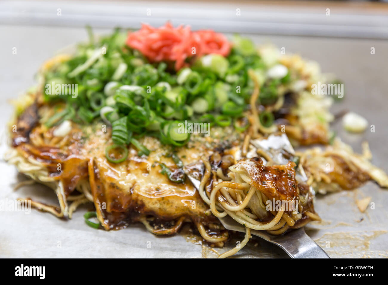 Pizza style japonais hiroshima okonomiyaki Banque D'Images