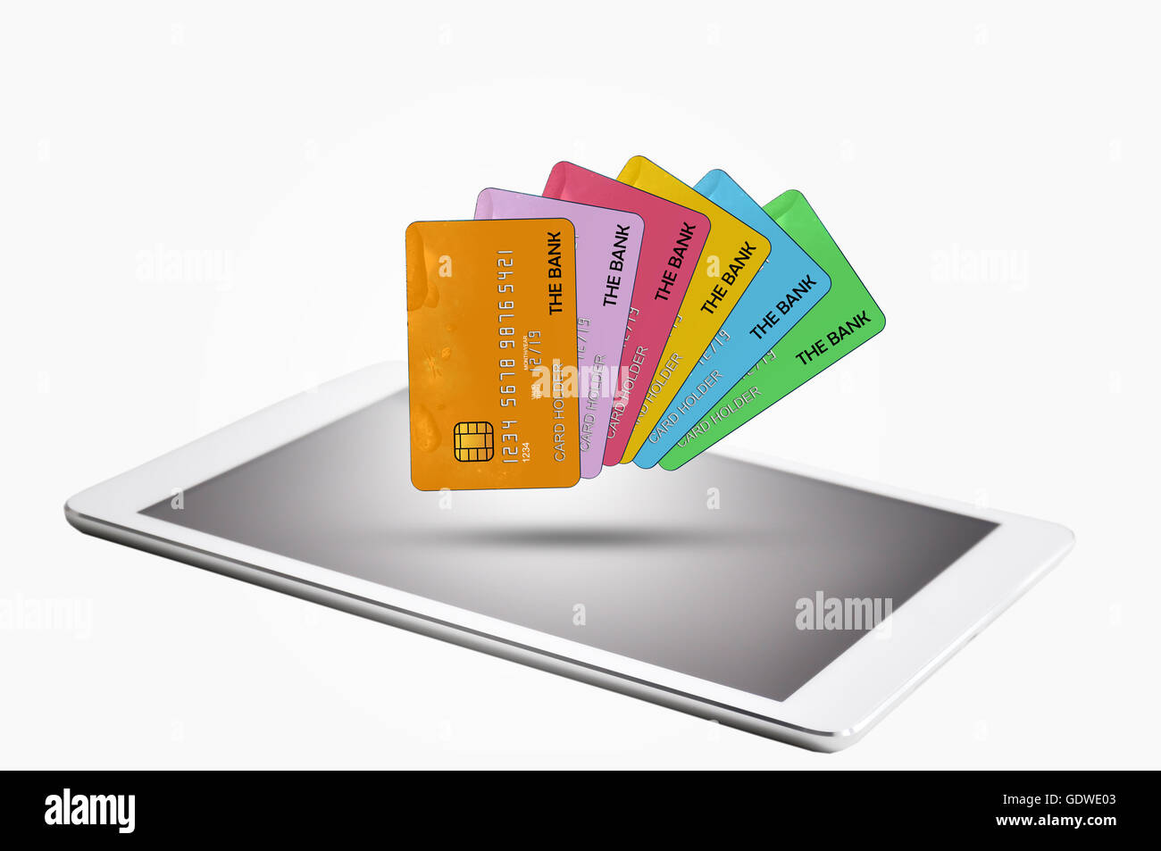 Tablette avec plusieurs cartes de crédit sur fond blanc Banque D'Images