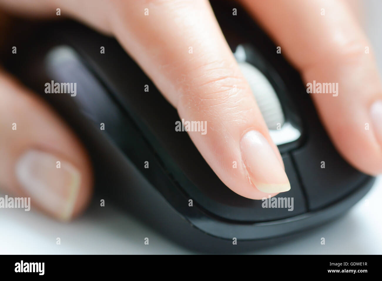 Femme main sur souris d'ordinateur Banque D'Images