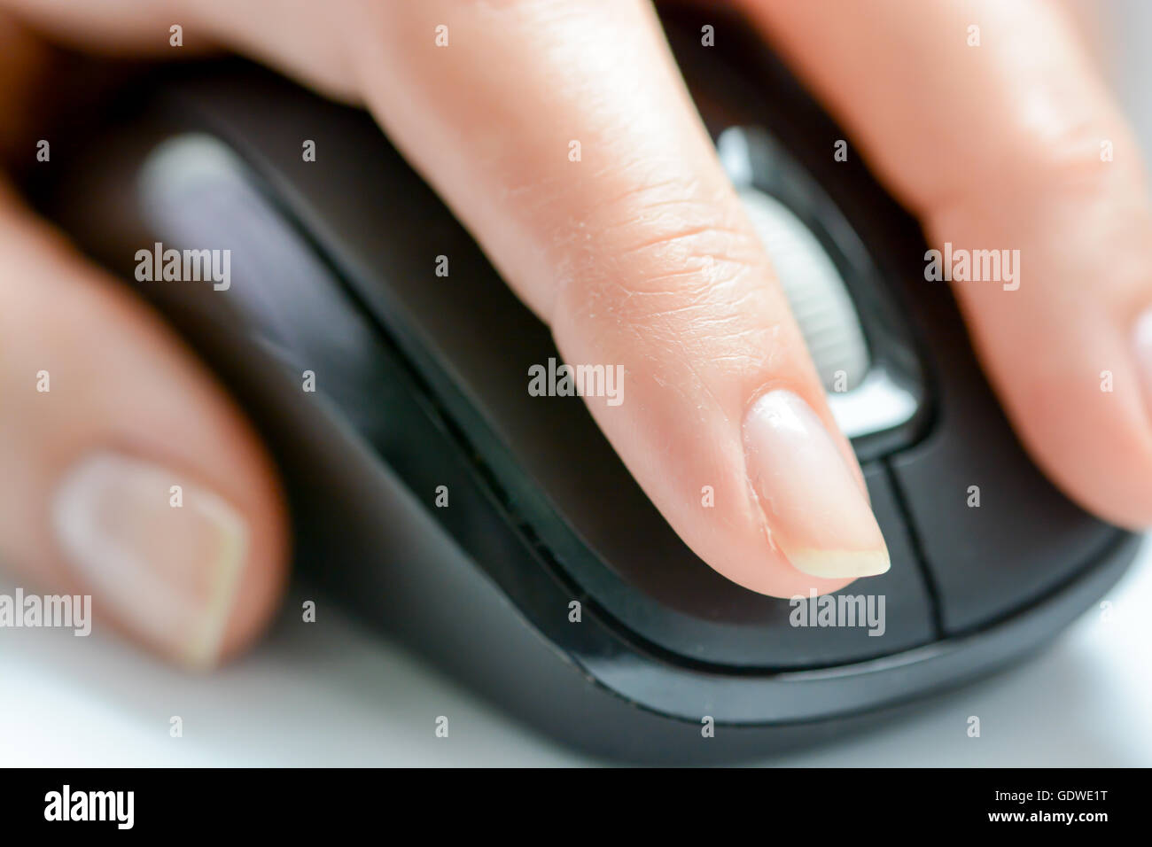 Femme main sur souris d'ordinateur Banque D'Images
