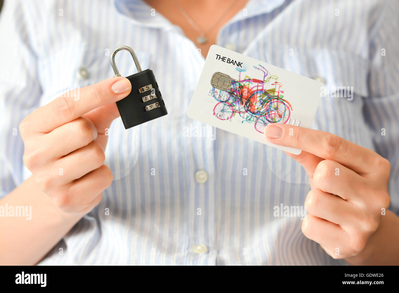 Business Woman holding une serrure à combinaison et une carte de crédit ou de débit suggérant la sécurité de paiement Banque D'Images