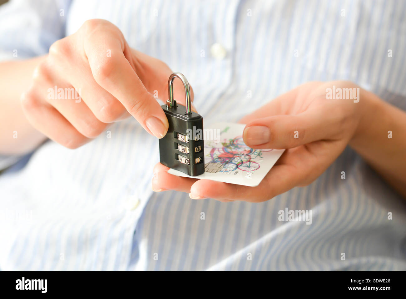 Business Woman holding une serrure à combinaison et une carte de crédit ou de débit suggérant la sécurité de paiement Banque D'Images