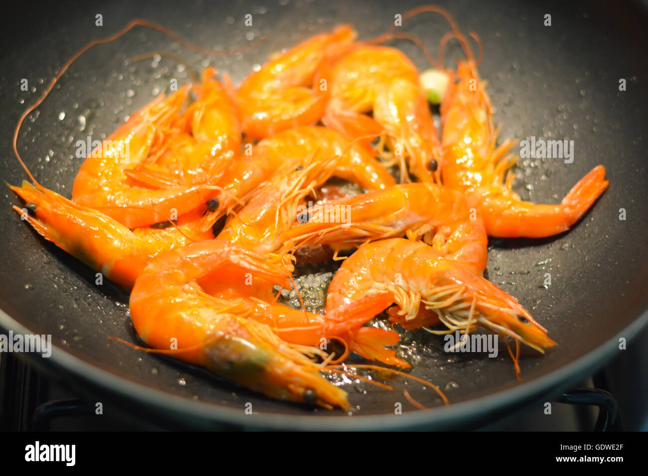 La cuisson des fruits de mer sains sur crevettes wok Banque D'Images