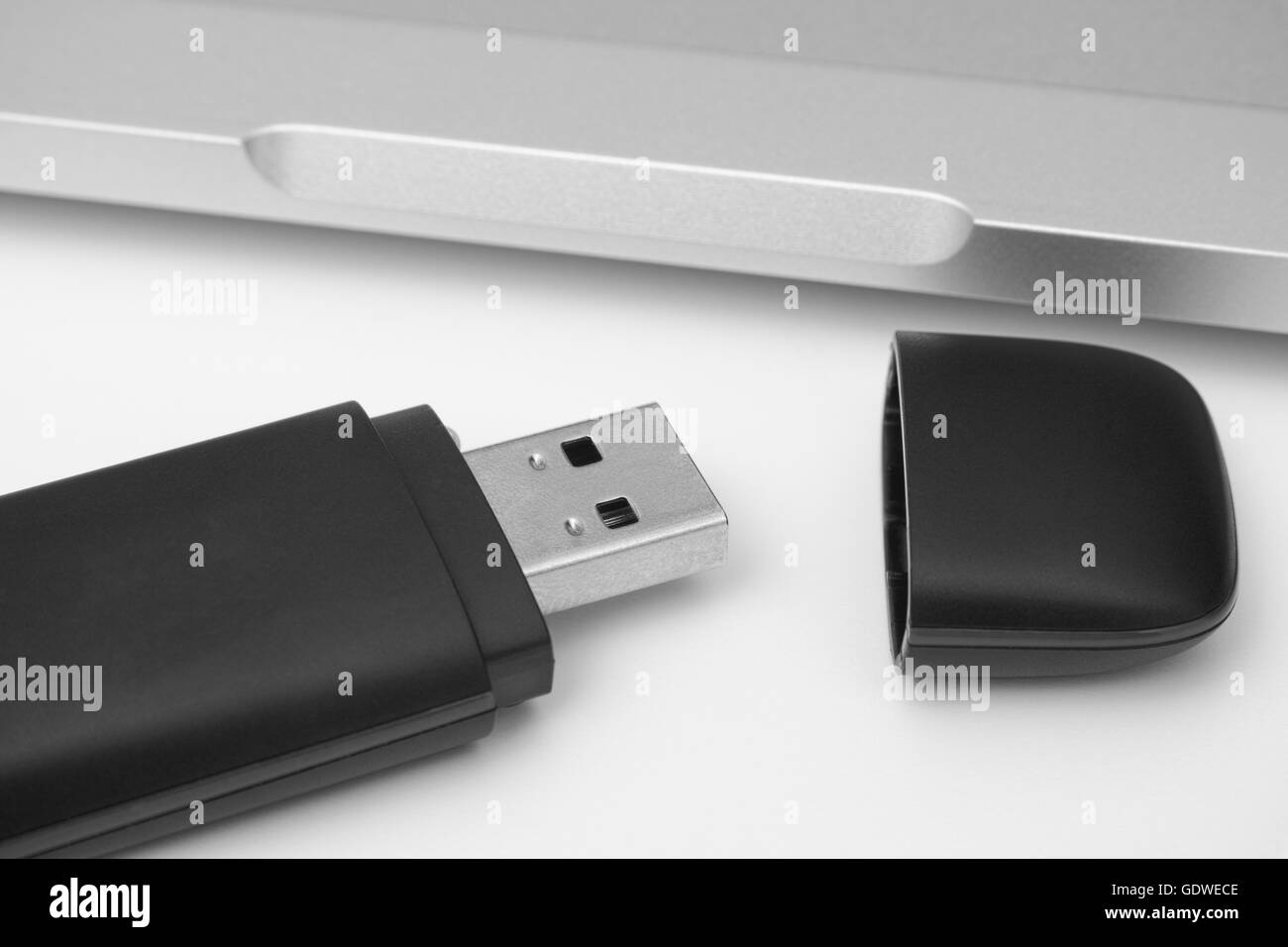 Le lecteur Flash USB avec coffre à l'arrière-plan. Noir et blanc. Close up. Banque D'Images