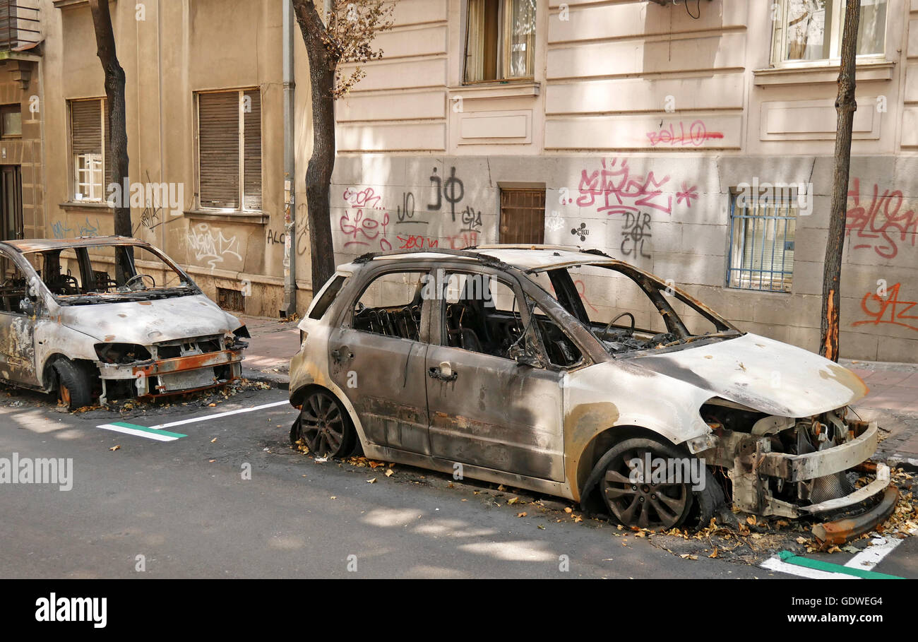 Voitures brûlées à cause de la violence des gangs de rue à Belgrade, Serbie Banque D'Images