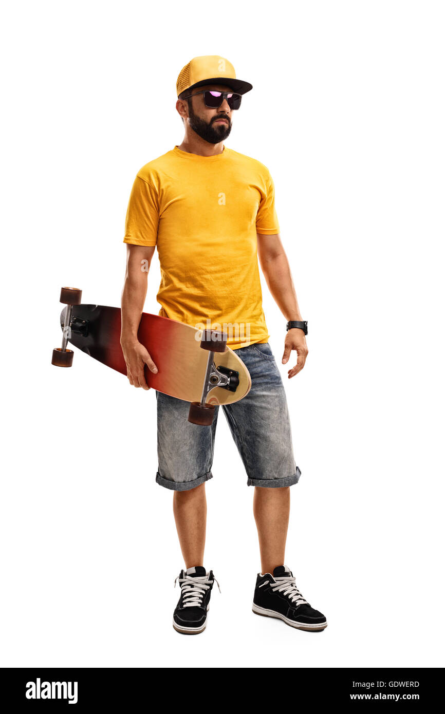 Portrait d'un homme dans une chemise jaune et les titulaires d'un longboard isolé sur fond blanc Banque D'Images