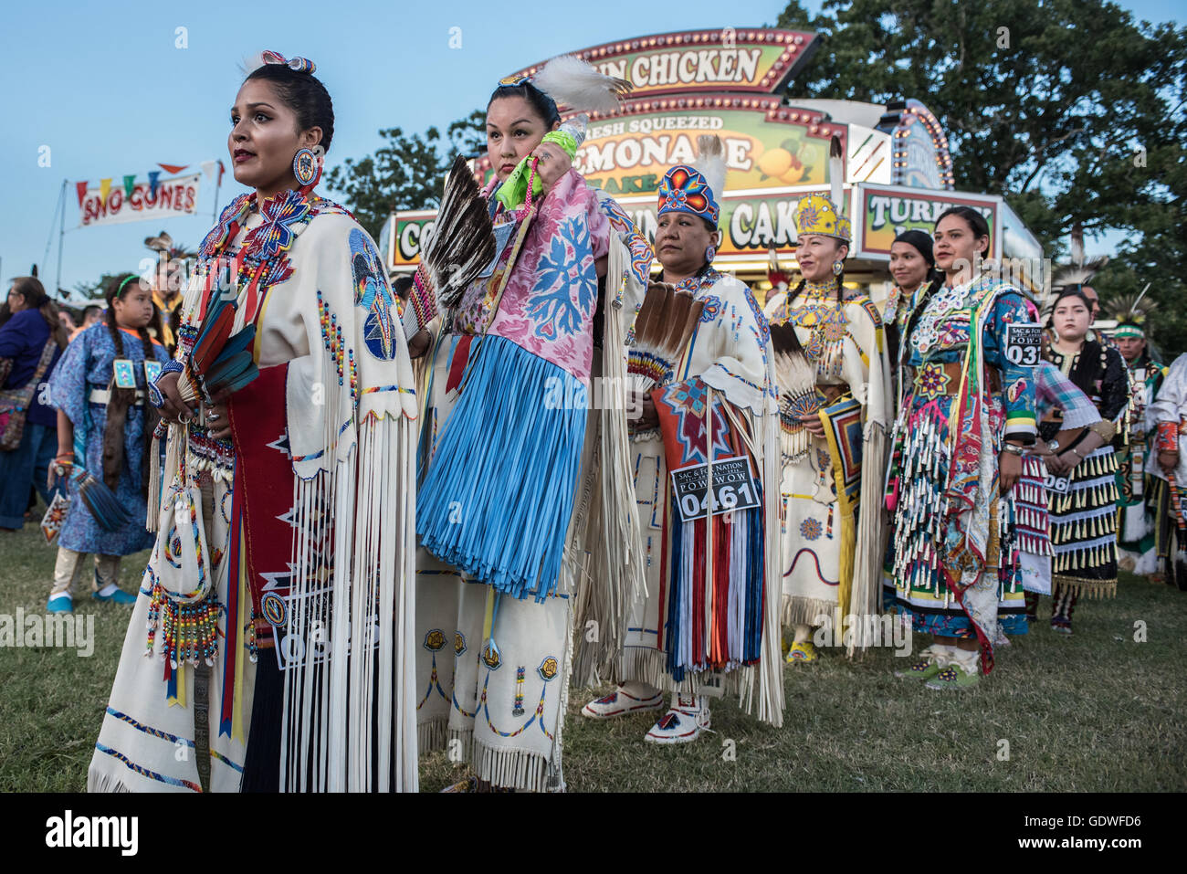 Les femmes autochtones dancers performing pendant Sac & Fox Nation Pow-wow, Stroud, New York, U.S.A. Banque D'Images