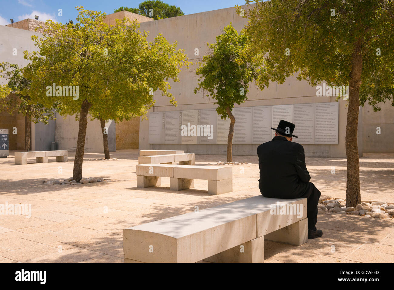 Mont Herzl de Jérusalem Israël juif orthodoxe de Yad Vashem perdu dans ses pensées en honorant les carrés, les syndics gardiens & Builders Banque D'Images