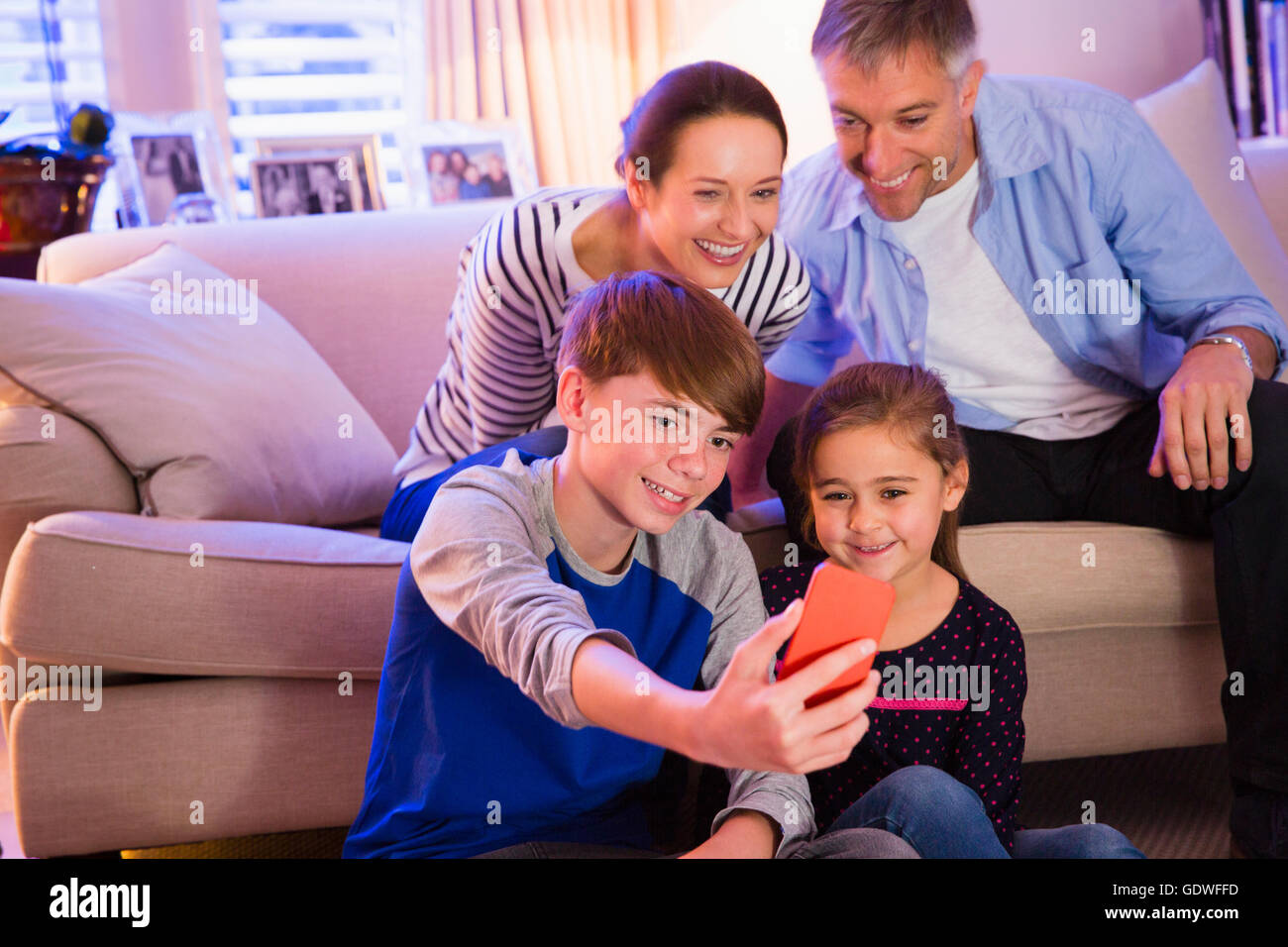 En famille avec selfies téléphone appareil photo dans la salle de séjour Banque D'Images