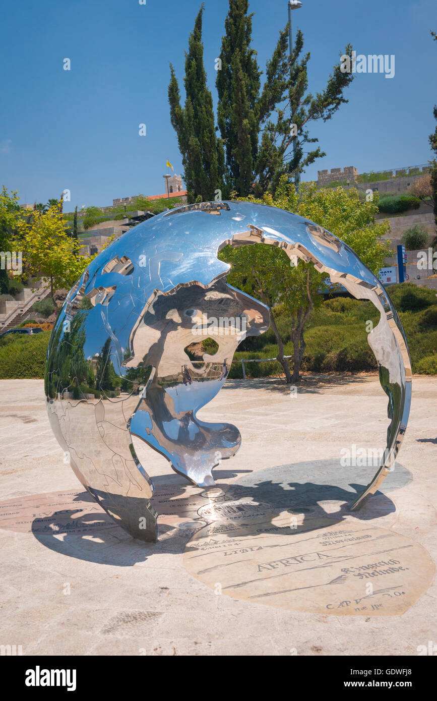 Le centre-ville de Jérusalem Israël Kfar David travail art moderne sculpture statue en chrome du monde Banque D'Images