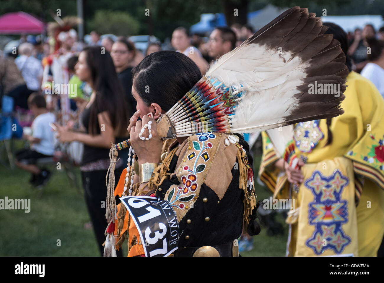 Native American Woman dancer performing pendant Sac & Fox Nation Pow-wow, Stroud, New York, U.S.A. Banque D'Images