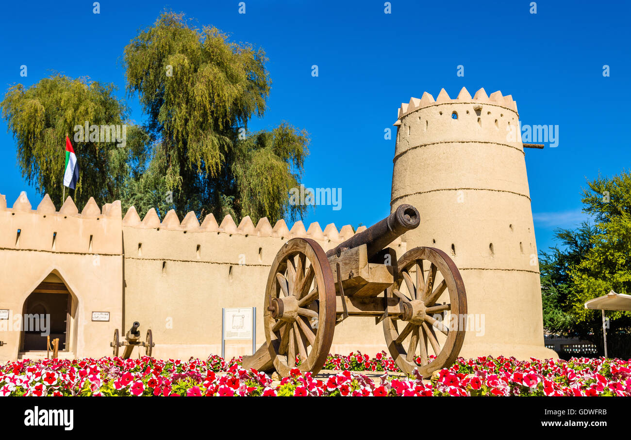 Cannon en face de l'Est de Fort d'Al Ain, ÉMIRATS ARABES UNIS Banque D'Images