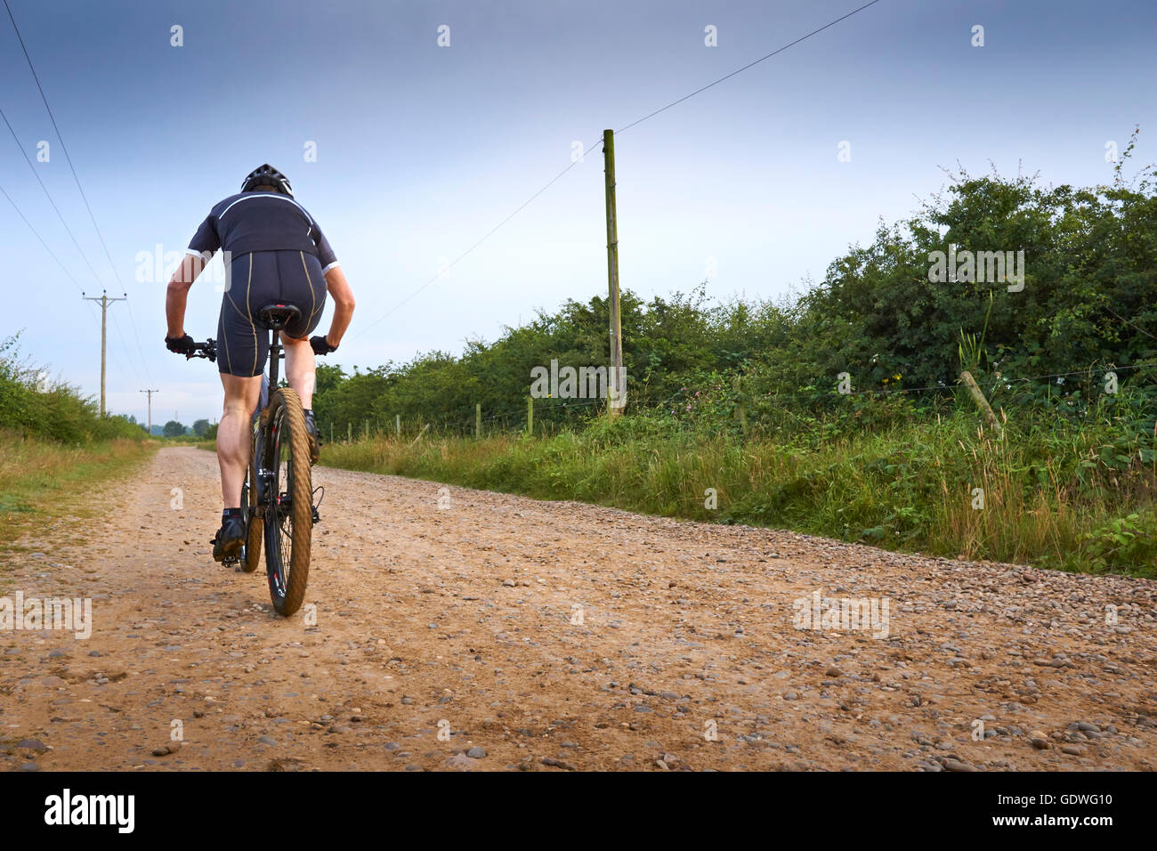 Vélo de montagne équitation le long de la route de gravier Banque D'Images