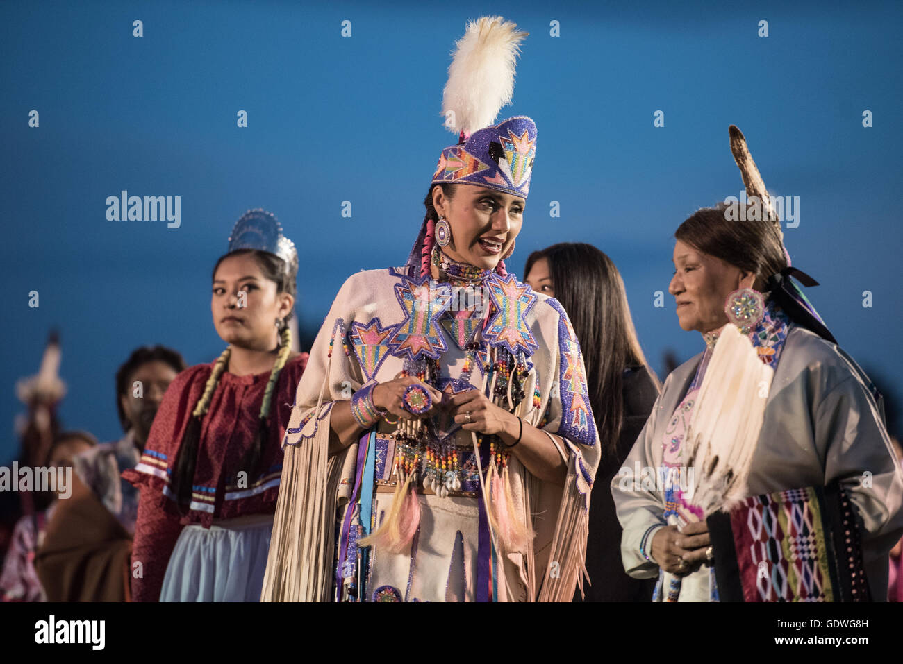 Les femmes autochtones dancers performing pendant Sac & Fox Nation Pow-wow, Stroud, New York, U.S.A. Banque D'Images