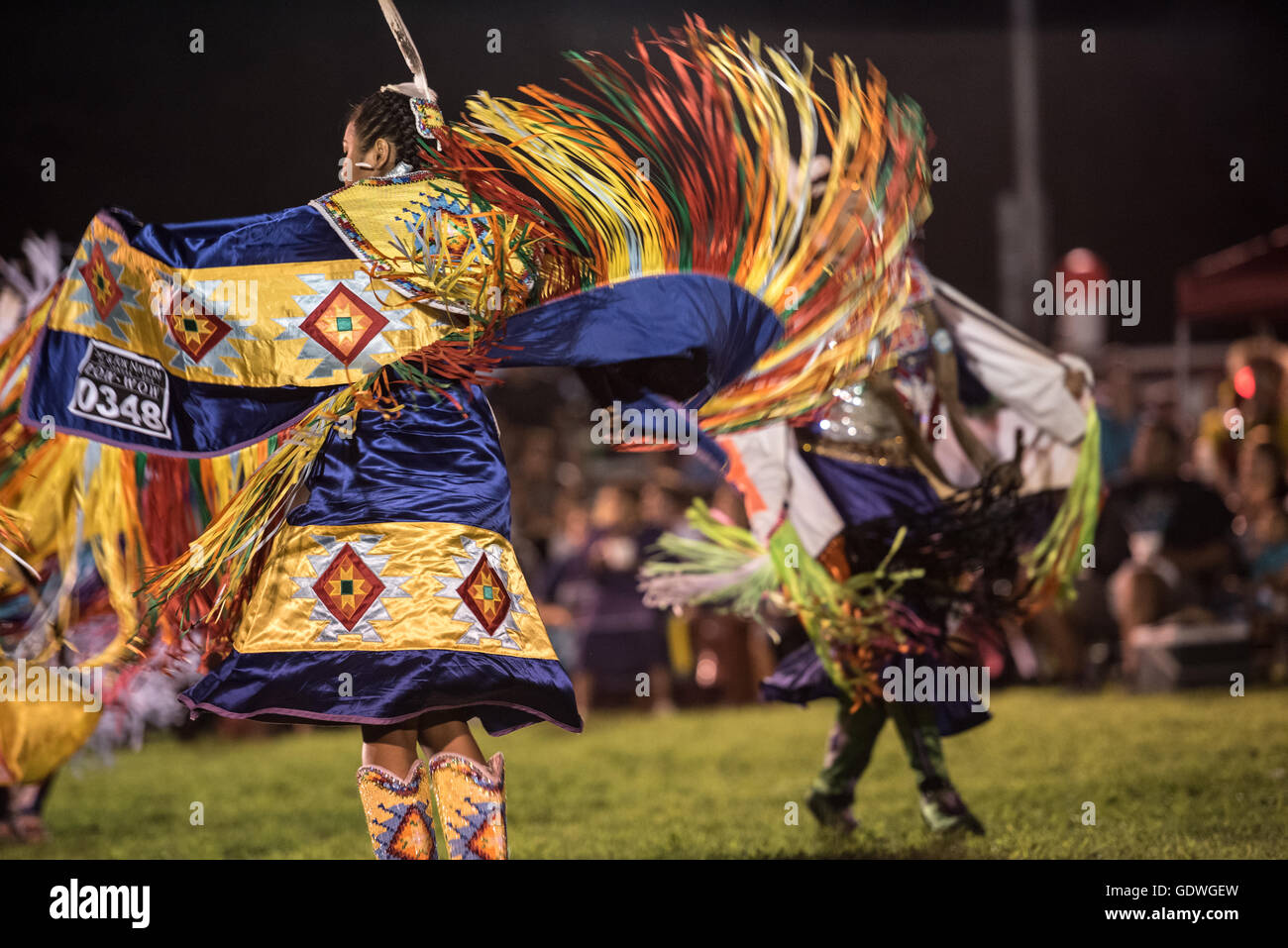Native American Woman performing danse des herbes pendant Sac & Fox Nation Pow-wow, Stroud, New York, U.S.A. Banque D'Images