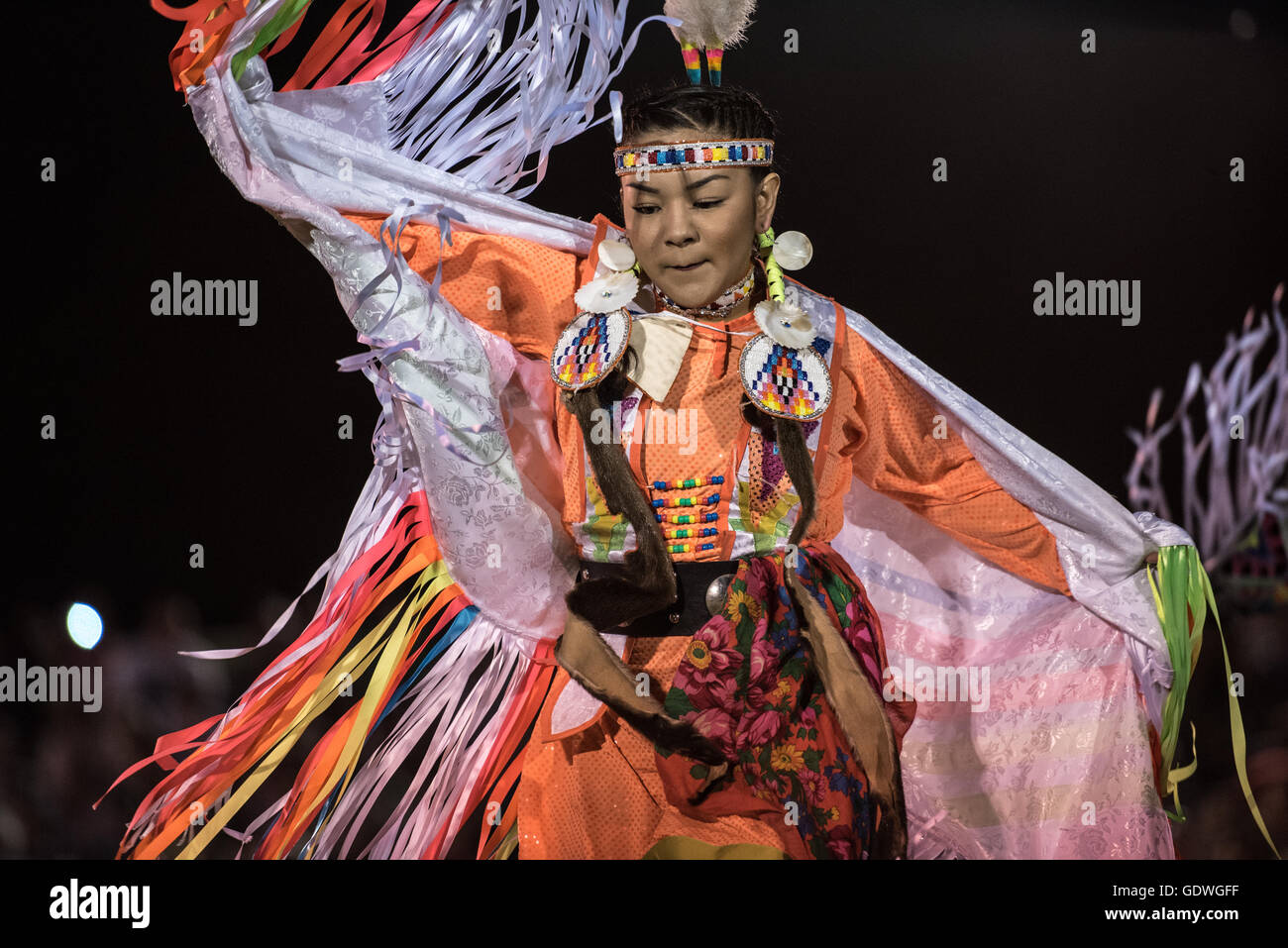 Native American Woman performing danse des herbes pendant Sac & Fox Nation Pow-wow, Stroud, New York, U.S.A. Banque D'Images