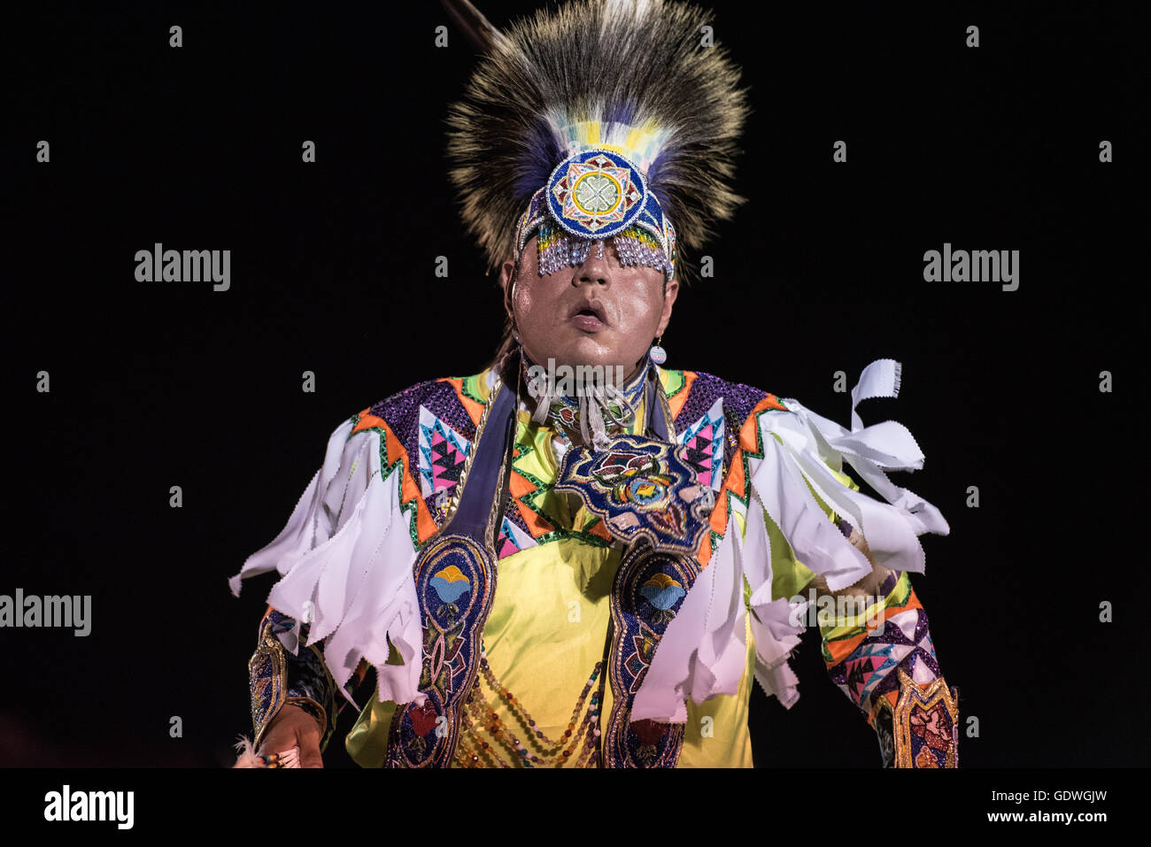 Native American man performing danse des herbes pendant Sac & Fox Nation Pow-wow, Stroud, New York, U.S.A. Banque D'Images