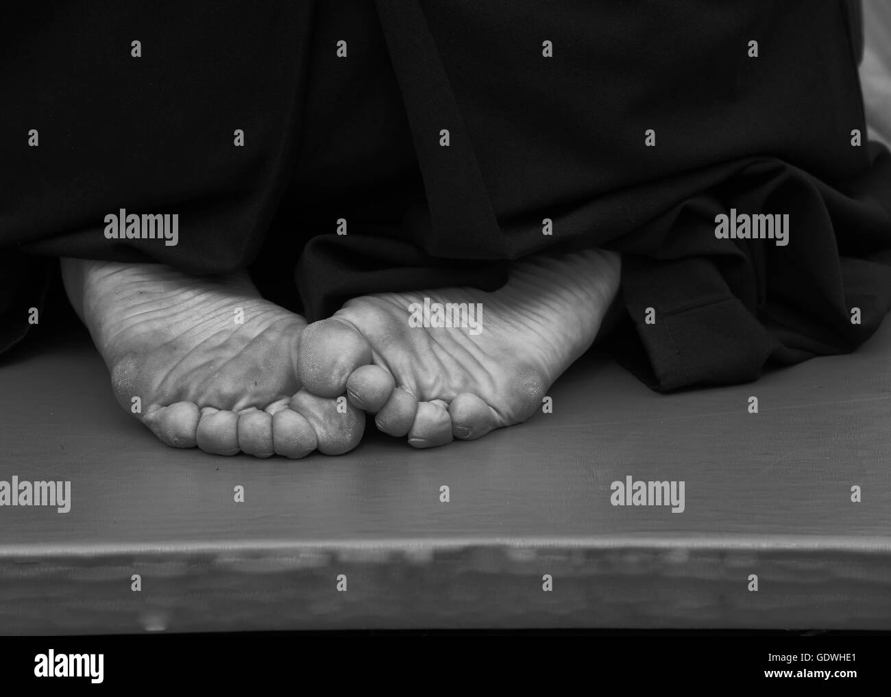 L'aïkido fighter pied sur le mat, noir et blanc Banque D'Images