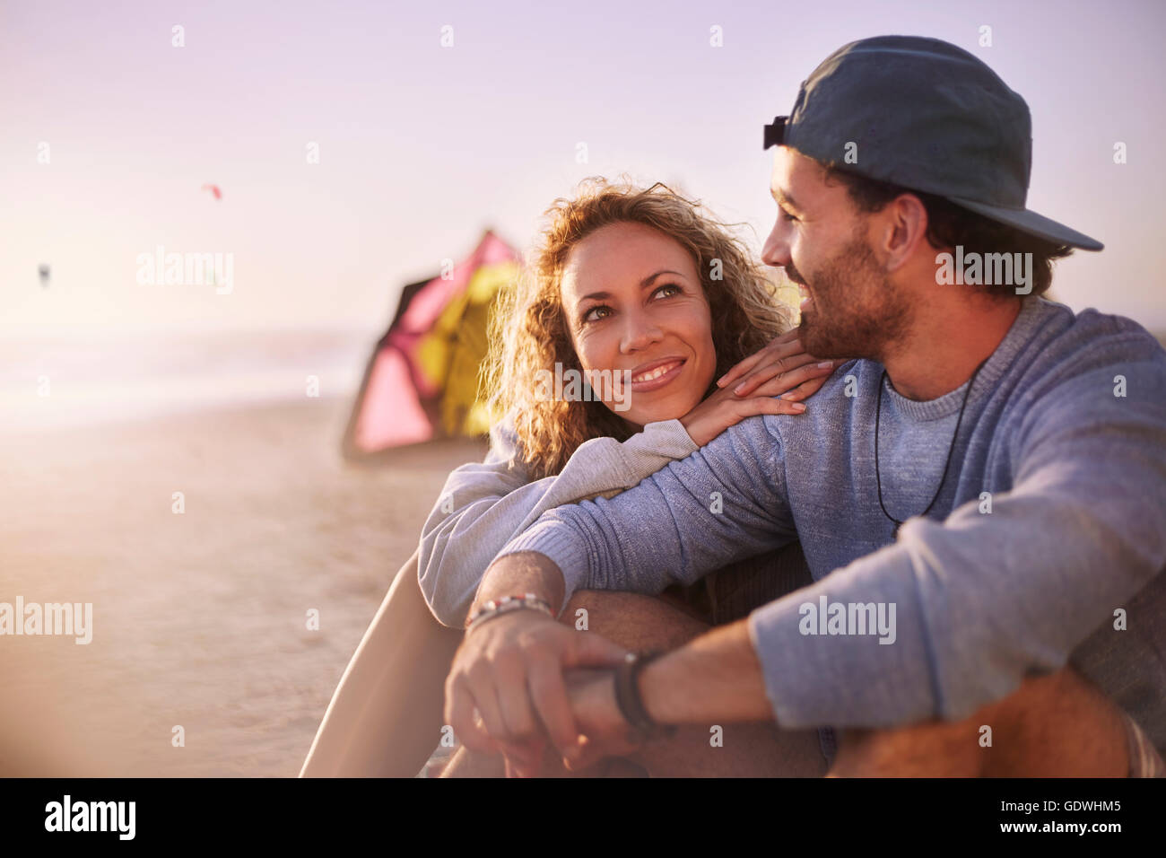 Couple sitting on beach Banque D'Images