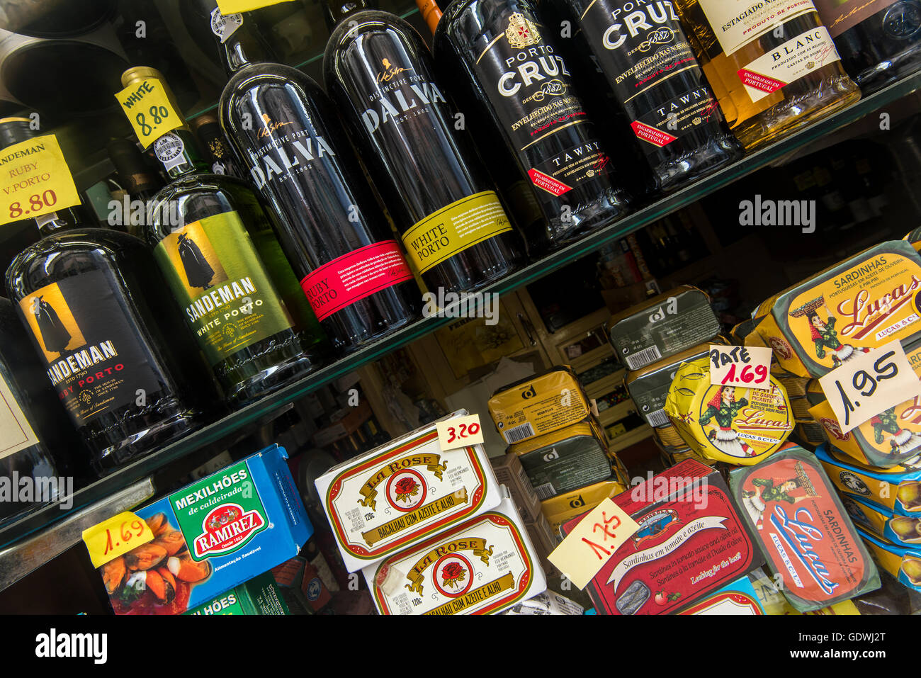 Bouteilles de vin de Porto et typiquement portugais plus produits en vente dans un magasin d'alimentation, Porto, Portugal Banque D'Images