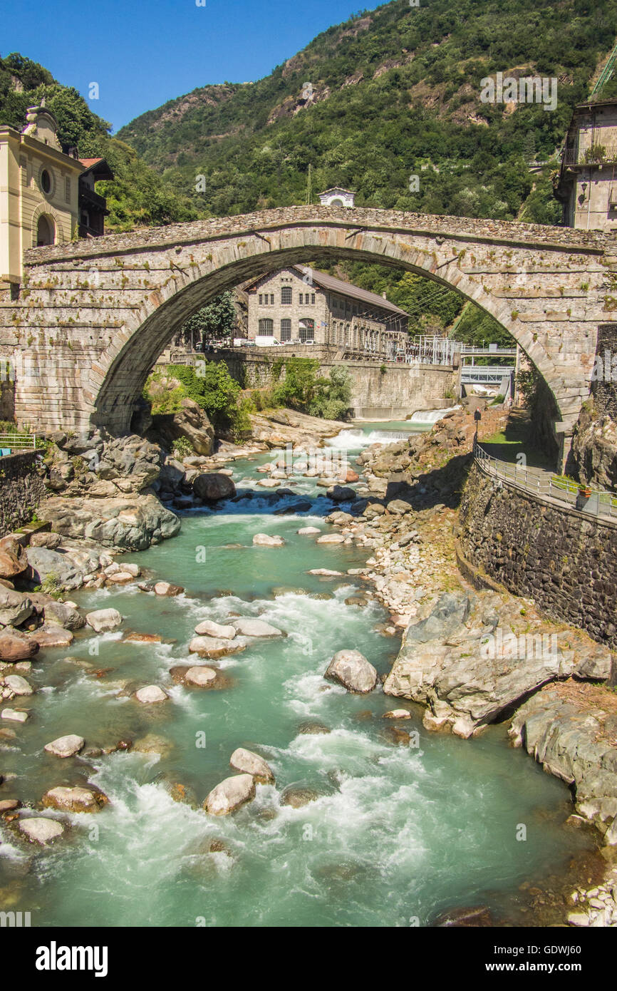 Pont romain sur la rivière Lys à Pont-Saint-Martin, région de la vallée d'Aoste, nord-ouest de l'Italie. Banque D'Images