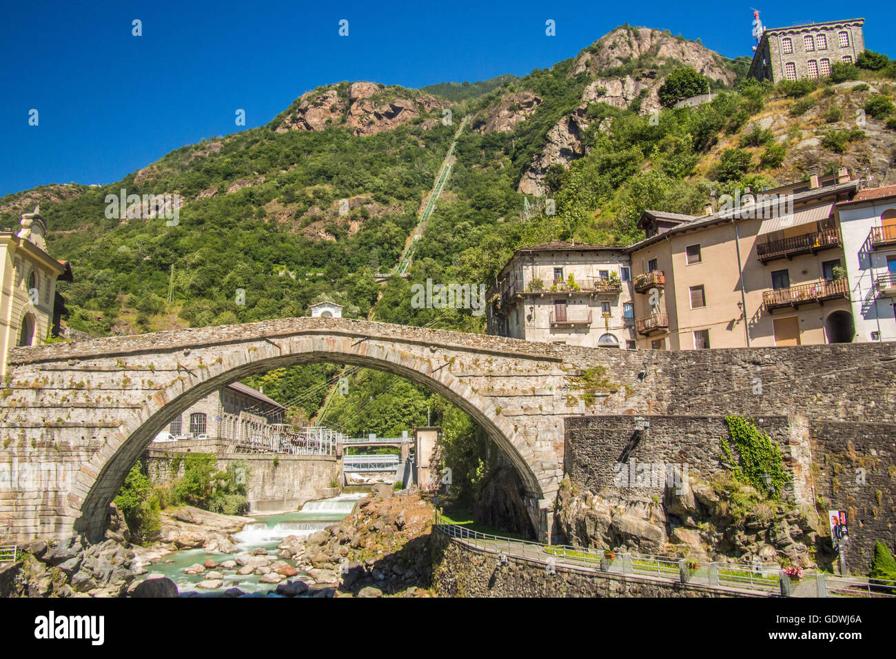 Pont romain sur la rivière Lys à Pont-Saint-Martin, région de la vallée d'Aoste, nord-ouest de l'Italie. Banque D'Images