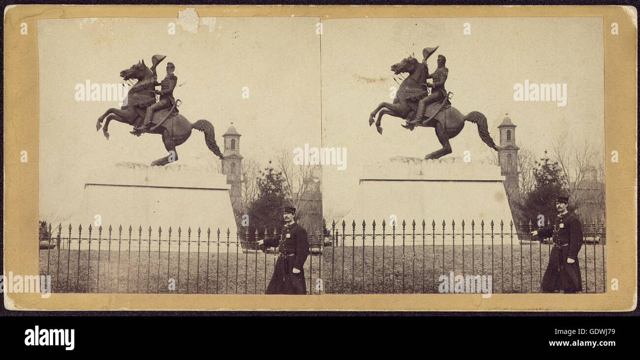 Un policier se tient près de la statue d'Andrew Jackson dans Lafayette Park, Washington, DC, capturée en 1866. Cette photographie historique reflète le rôle de l'espace public dans la vie civique de Washington D.C. aux côtés de la statue commémorative d'Andrew Jackson. Banque D'Images
