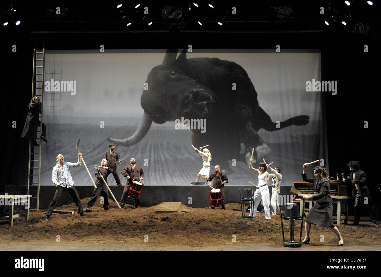 L 'Bull', bête fabuleuse Dance Theatre Banque D'Images