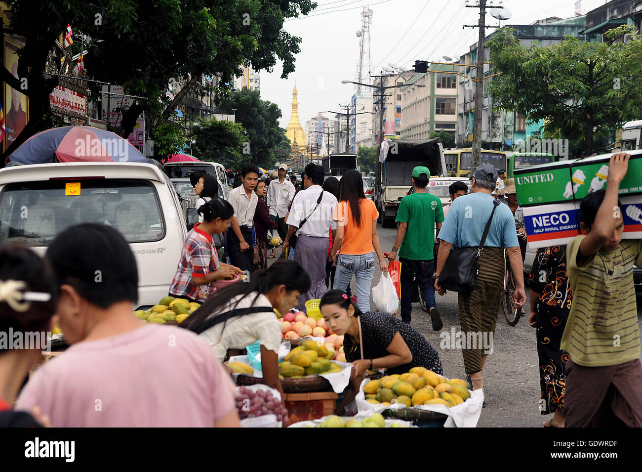 La rue du marché à Yangon Banque D'Images
