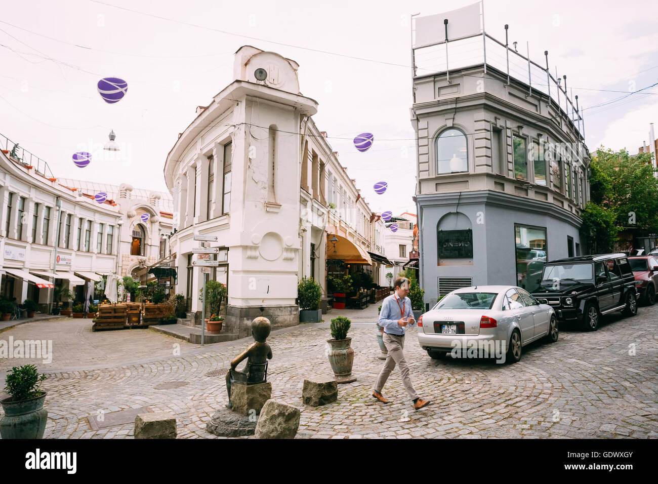 Tbilissi, Géorgie - 19 mai 2016 : Jeune homme va sur un fond de Jan et Rkinis Rue Shardeni Rigi à Tbilissi, Géorgie Banque D'Images