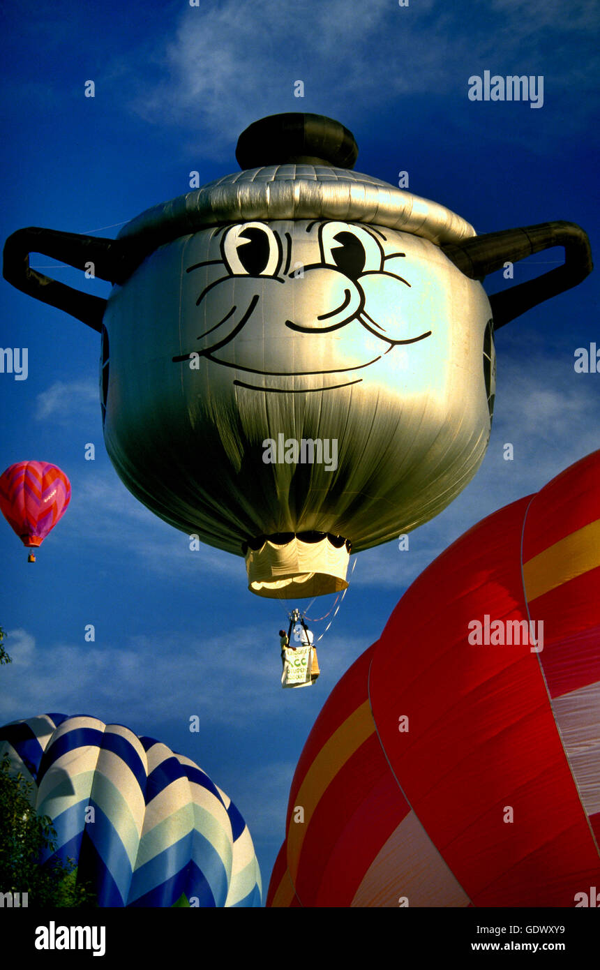 La Théière volante forme spéciale hot air balloon à l'Adirondack Balloon Festival à Glens Falls, New York. USA Banque D'Images