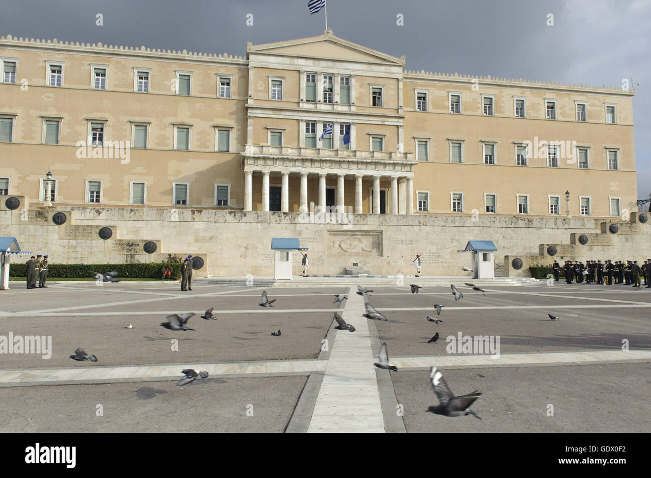 Le bâtiment du parlement hellénique et la Tombe du Soldat inconnu Banque D'Images