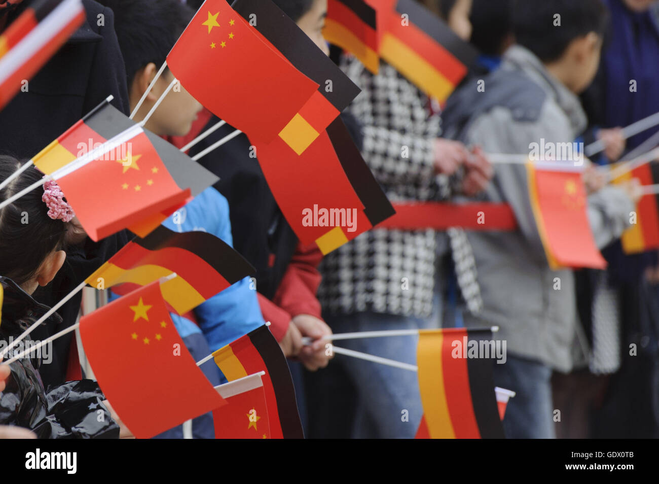 Les enfants avec des drapeaux allemands et chinois salue le président de la République populaire de Chine Banque D'Images