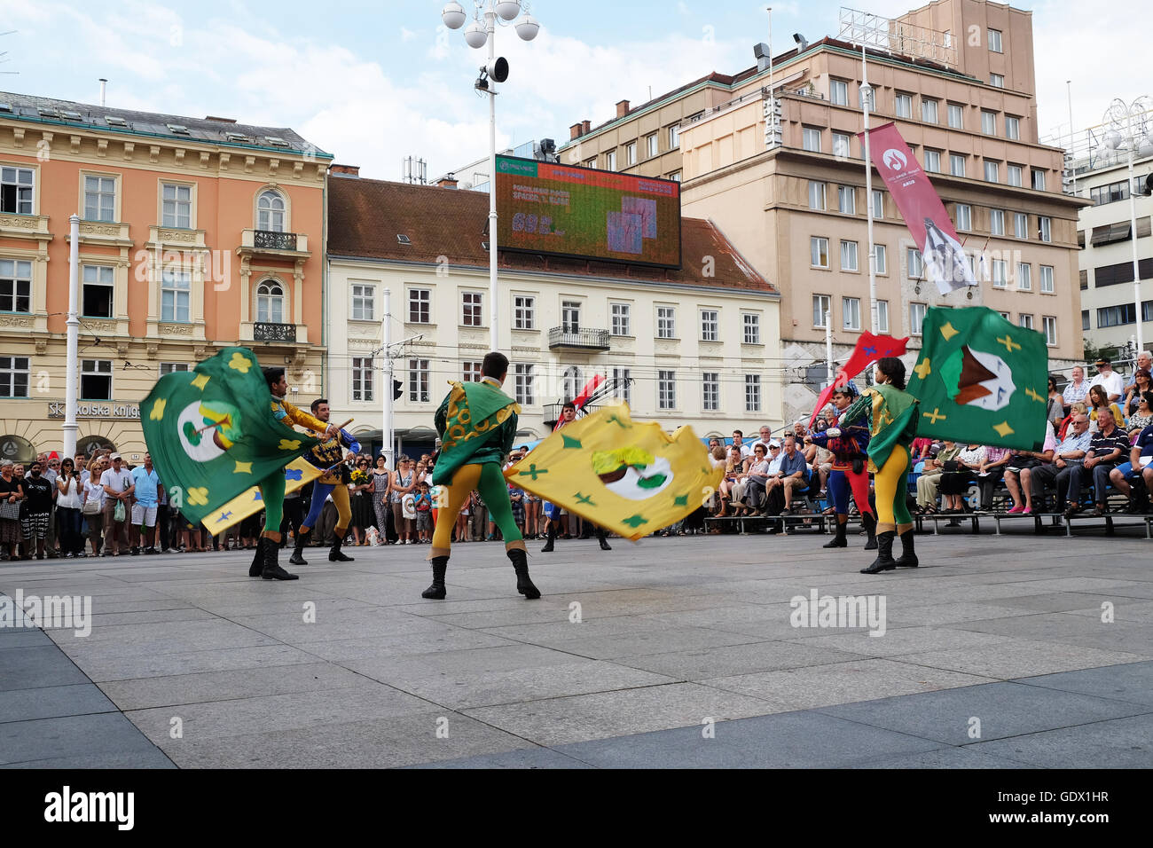 Les membres du groupe folklorique Storici Sbandieratori Contrade de Cori, Cori, Italie, 50e Festival International de Folklore à Zagreb Banque D'Images