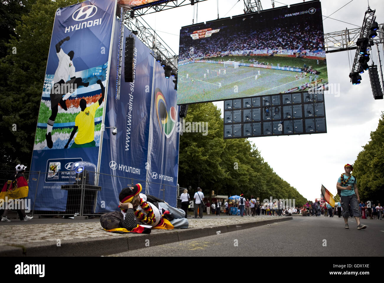 Les fans de football sur le ventilateur allemand mille à la Coupe du Monde de football à Berlin, Allemagne, 2010 Banque D'Images