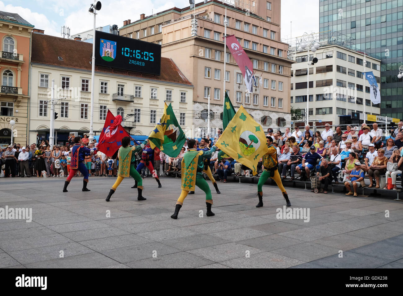 Les membres du groupe folklorique Storici Sbandieratori Contrade de Cori, Cori, Italie, 50e Festival International de Folklore à Zagreb Banque D'Images